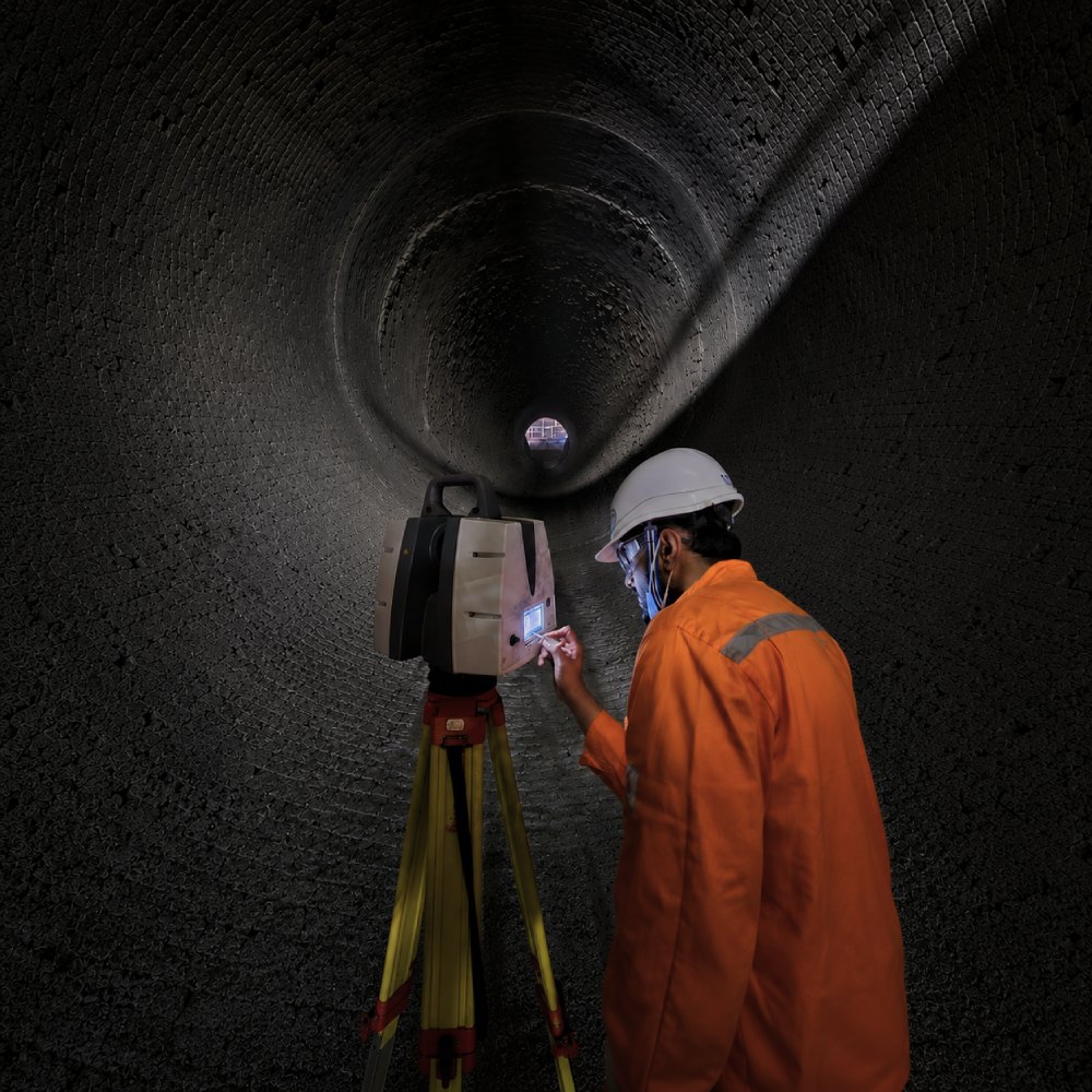 ماسح لايكا منصوب داخل مجرى في موقع صناعي